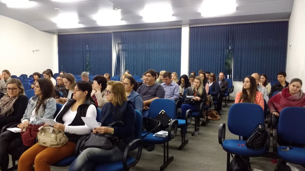     Reunião em Francisco Beltrão contou com a participação de mais de 80 membros do governo e sociedade civil da região (FOTO: Maria Rita Marques de Oliveira)